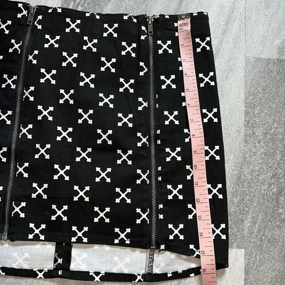 H&M black & white tribal mini skirt size 10 stretchy X pattern - Picture 5 of 8